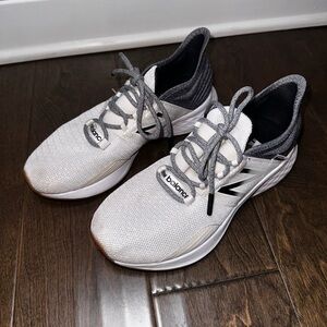 New Balance Fresh Foam Roav Running Shoe White Black Gray Women Size 7